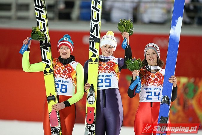 046 Daniela Iraschko-Stolz, Carina Vogt, Coline Mattel